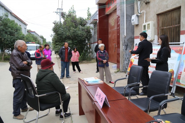 10月25日上午,建安區人民法院組織幹警志願者前往小召鄉鹽城社區,開展